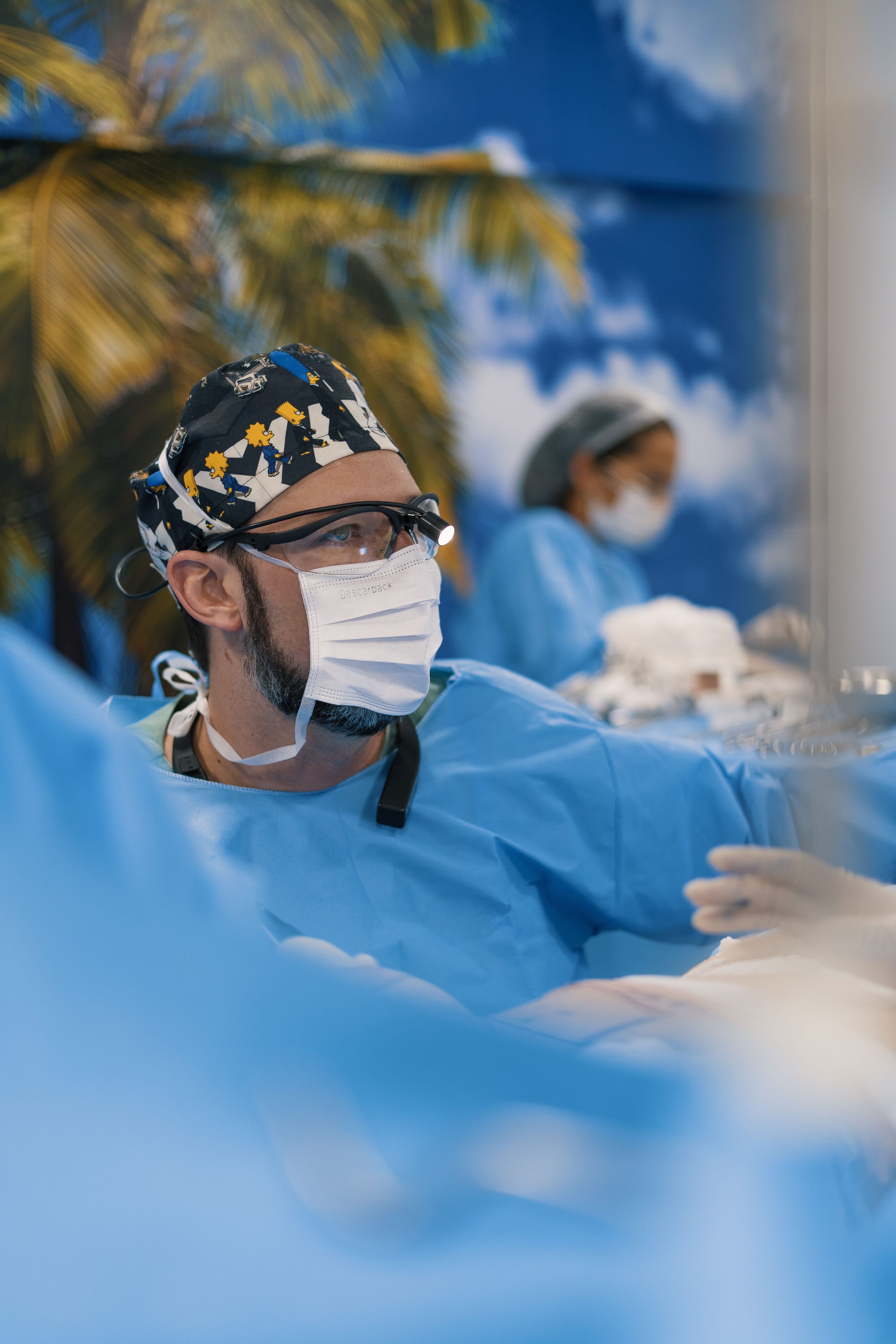 Dr. Vinicius Spiandorello, cirurgião plástico em Joinville, durante uma cirurgia em centro cirúrgico
